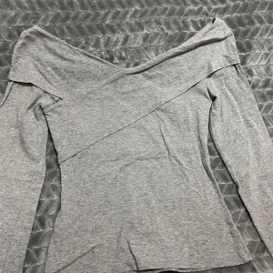 Grå omlott topp - Strl xs men passar mig som s. 