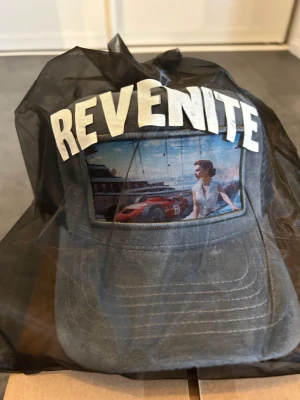 Revenite Monaco Aquamarine Velvet Cap, Limited  - Säljer en ny och ouppackad keps från Revenite som endast såldes i 1500 exemplar. 