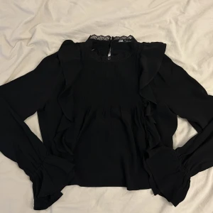 Svart blus  - Söt svart blus med volanger från Zara. Aldrig använd och därför är prislappen kvar. 🤩
