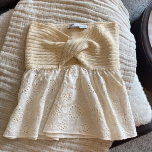Zara topp - Säljer denna super fina sommar toppen från Zara som aldrig är använd, vid många intresserade så startar jag budgivning💗bara skriv ifall ni har några frågor☺️