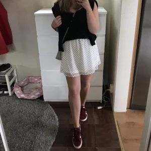 Söt sommarkjol  - En gullig kjol till sommaren som man både kan klä upp och ned 💘💘 Lappen i kjolen är borta men den är köpt på stradivarius och är en S!