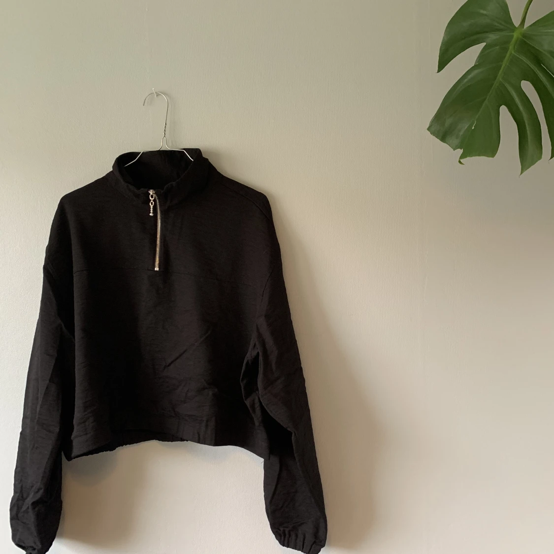 Halvcropad tröja Weekday