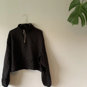 Halvcropad tröja Weekday - Oanvänd