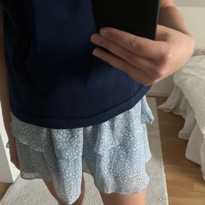 Chelsea Kjol - Kjolen kommer tyvärr inte till användning så säljer den, kjolen är som ny💕Pris kan diskuteras!