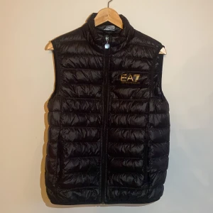 Armani väst  - Använd fåtal gånger 300kr+frakt 