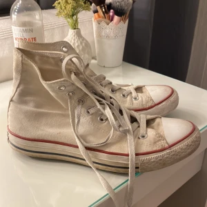 Vita converse stl 41 - Använda några gånger. Inga fläckar på dom eller hål någonstans. Helt hela. 