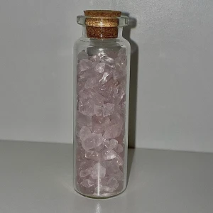 Kristallflaska rosen kvarts  - Har i flera olika kristaller/stenar  Bara fråga om ni söker någon speciell 
