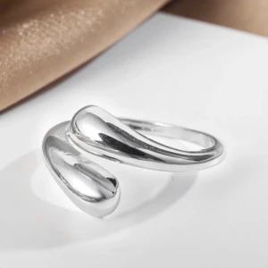 Ring  - En jätte fint ring som är justerbar, kommer inte till användning