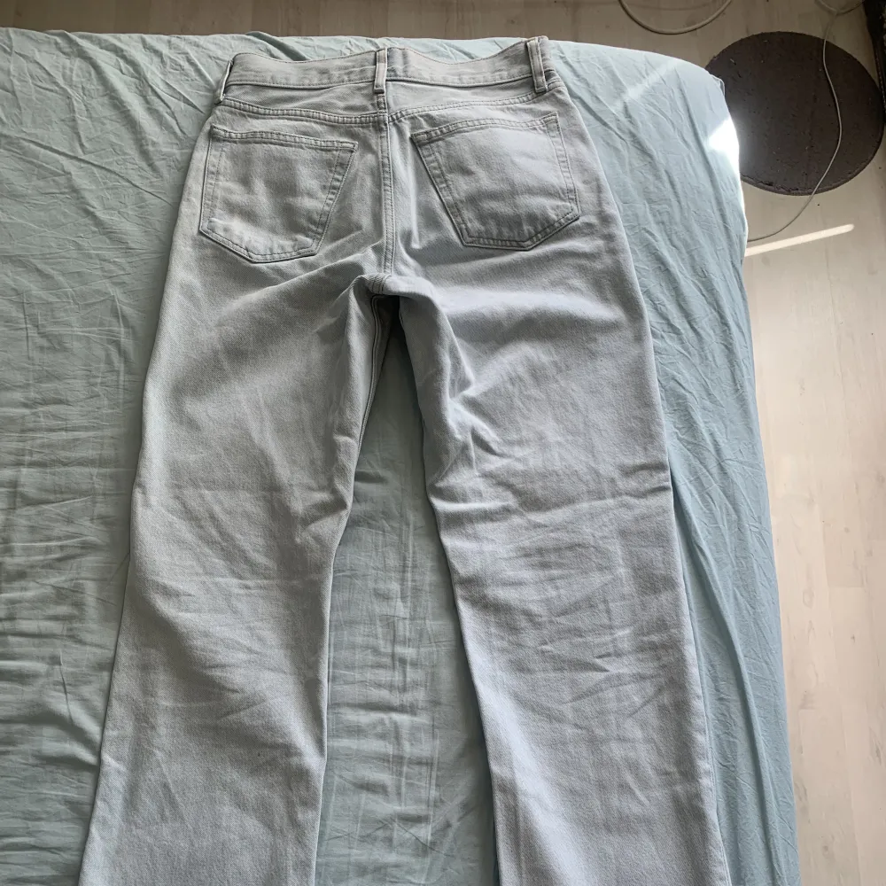 Midwaist Jeans från topshop i använt skick. De är lite smutsiga nere men det går bort i tvätten.. Jeans & Byxor.
