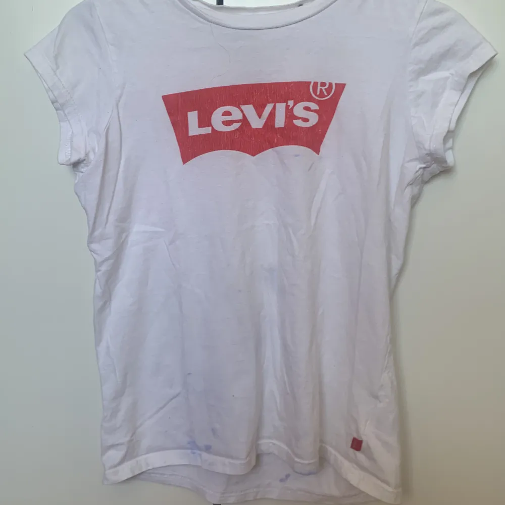 En vit simpel Levi’s tröja,. T-shirts.