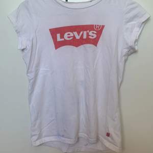 En vit simpel Levi’s tröja,