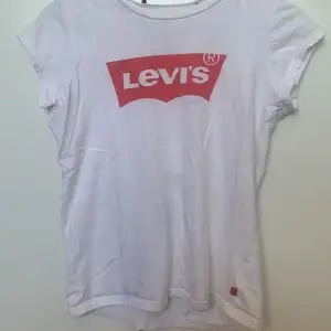 En vit simpel Levi’s tröja,