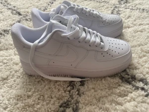 Nike Air Force - Nike Air Force. 2 par. storlek 40 passar 41 också. Helt Nya. Inga skador på skorna.