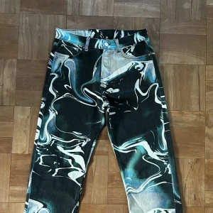 Weekdayjeans - Jeans från weekday med galaxyprint, använda en gång Dm för mer info 