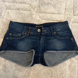Lågmidjade jeansshorts - Säljer dess fina lågmidjade jeansshortsen som tyvärr är för små för mig men oanvända och i bra skick!💘