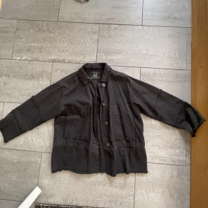Jeansjacka  - Svart jeansjacka i strl S-M från Zara. Bra skick! 