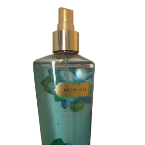 Victoria’s secret bodymist - Victoria’s secret bodymist i doften Aqua kiss luktar super gott💕knappt använd men kork finns ej flaskan är 150 ml 