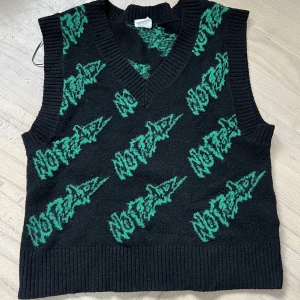 Vest tröja - No fear vest tröja från H&M, jätte skön och bekväm, inte så jobbig med att den sticker.