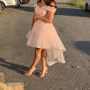 Klänning - Jag säljer den här fina klänningen eftersom den inte kommer till användning. Den är endast använd en gång på ett bröllop. Den ser helt ny ut, klänningen är köpt utomlands. Nypris - 2500