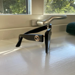Gucci Solglasögon  - Säljer mina solglasögon ifrån Gucci, knappt använda det är därför jag säljer dom. Säljer med fodralet 