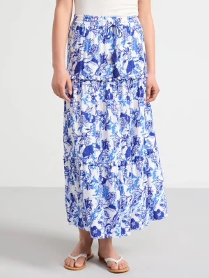 Vit-blå långkjol - Hejj! Jag säljer nu denna kjol från Lindex eftersom den inte används💕 den har tappat ett av snörena men inget man ser alls tydligt. Är köpt för 450kr ungefär och är i nyskick om man bortser från snöret😻 storlek S och passar mig perfekt i längden (1,61)