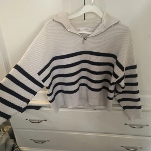 Tjocktröja - Tjocktröja från mng. Sitter jätte fint på, nästan magtröja. Jätte skönt material. Storlek S. 