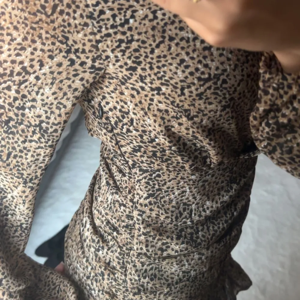 Denna fina leopardklänning från Bikbok är tyvärr för liten för mig, dragkedja på sidan och nypris var 349:- Nyskick endast använd en gång! Hör gärna av er vid vidare intresse eller frågor ❤️‍🔥. Klänningar.
