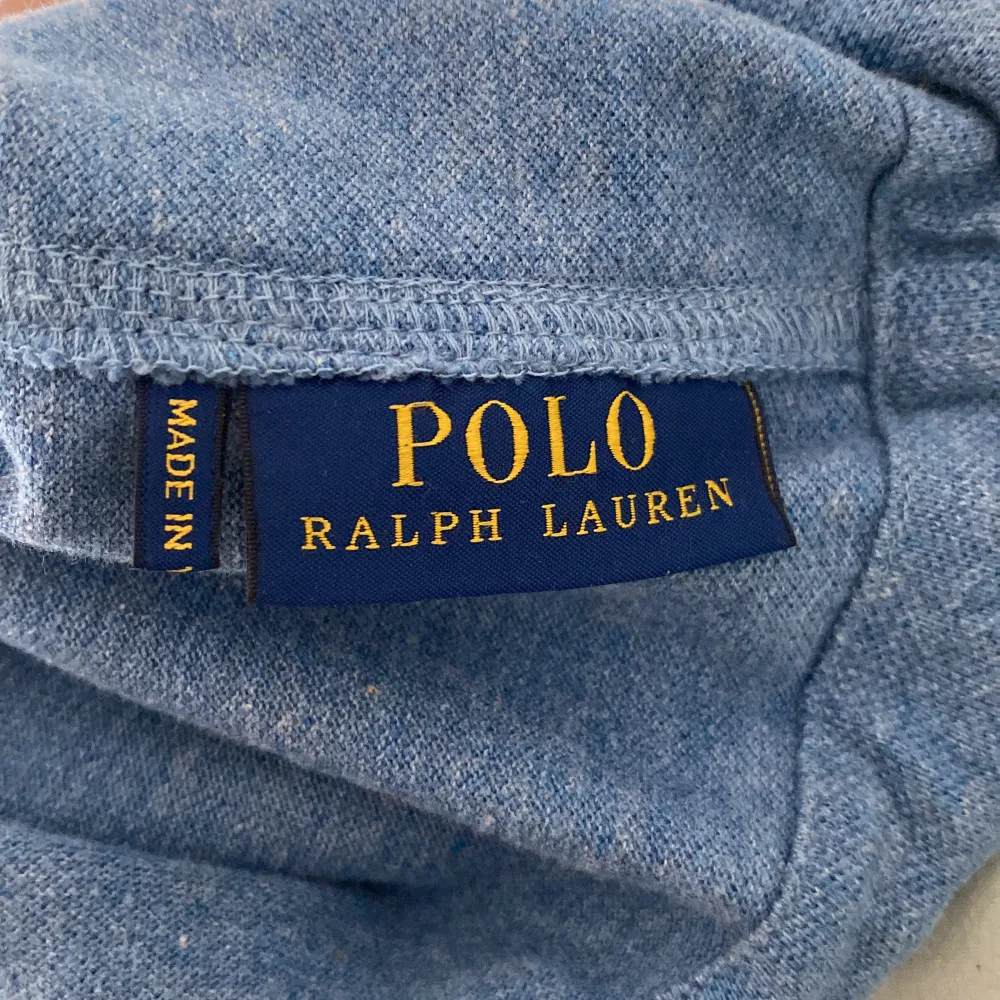Ljusblå Ralph Lauren gympapåse med vita spännband.. Väskor.