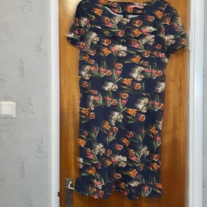 Sommarklänning - Söt klänning med korta ärmar Använd ett fåtal gånger, lite strech tight passform