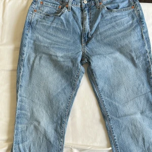 Levis Jeans - Levis Jeans nypris 1000kr dock har de ett litet hål vid högra knät