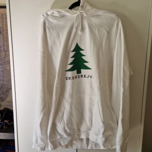 Hoodie, skogsrejv. - Fetmysig, bekvämaste hoodien jag nånsin testat på, perfekt oversize oavsett om man är M, L eller XL, polarn visste bara inte att vitt inte är min färg (så jag tänker fixa svart ist.). Hög kvalité.