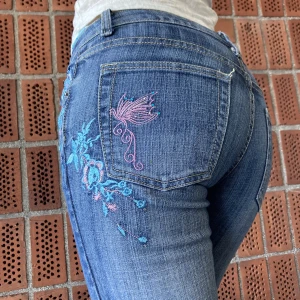 Y2k fjäril jeans - Lågmidjade jeans med fjäril  💝 Märkta storlek 28. 78  cm runt midjan, 77 cm innerbenslängd. Bra skick🍀Jag är 176 cm och har W29 i jeansstorlek oxh dom är för små för mig 💛Endast frakt ✨Använd gärna köp nu<3
