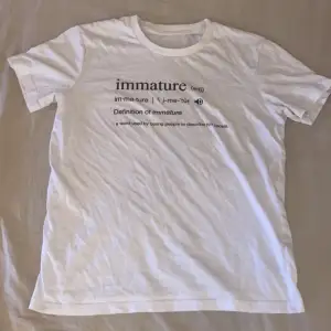Vit t shirt med tryck, köpt för 370kr. Jättebra skick, endast använt 1 gång. pris kan diskuteras! 💕💕