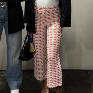 Virkade byxor  - Virkade byxor i rosa/orange/vit färg. Köpte på Zara. Använda en gång men kände inte att de klär mig. Helt nya i skicket.