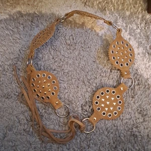 Midjeskärp  - Midjebälte som aldrig kommit till användning. Vet inte om det är äkta läder/mocka. Fint skick. Pris är diskuterbart vid snabb affär. 💖 Vid frågor skicka pm. 