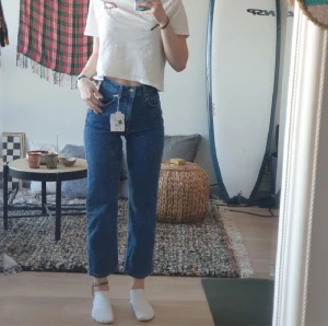 Jeans Never Denim - Snygga jeans, använda 1 gång så etikett är ej kvar. Nypris 599kr från bikbok. Säljer då jag flyttar in i van och inte har så mkt plats. Storleken är xs/s (26 i midjan)