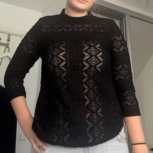 Fintröja  - Säljer denna fina tröjan med trekant ärmar och spets💗köpt second hand 😊