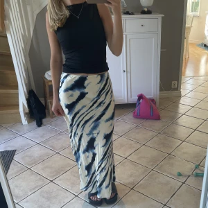 Mönstrad satinkjol - Blå/vit satinkjol. Faller väldigt fint. Använd en gång. Fungerar både på sommaren och hösten. 