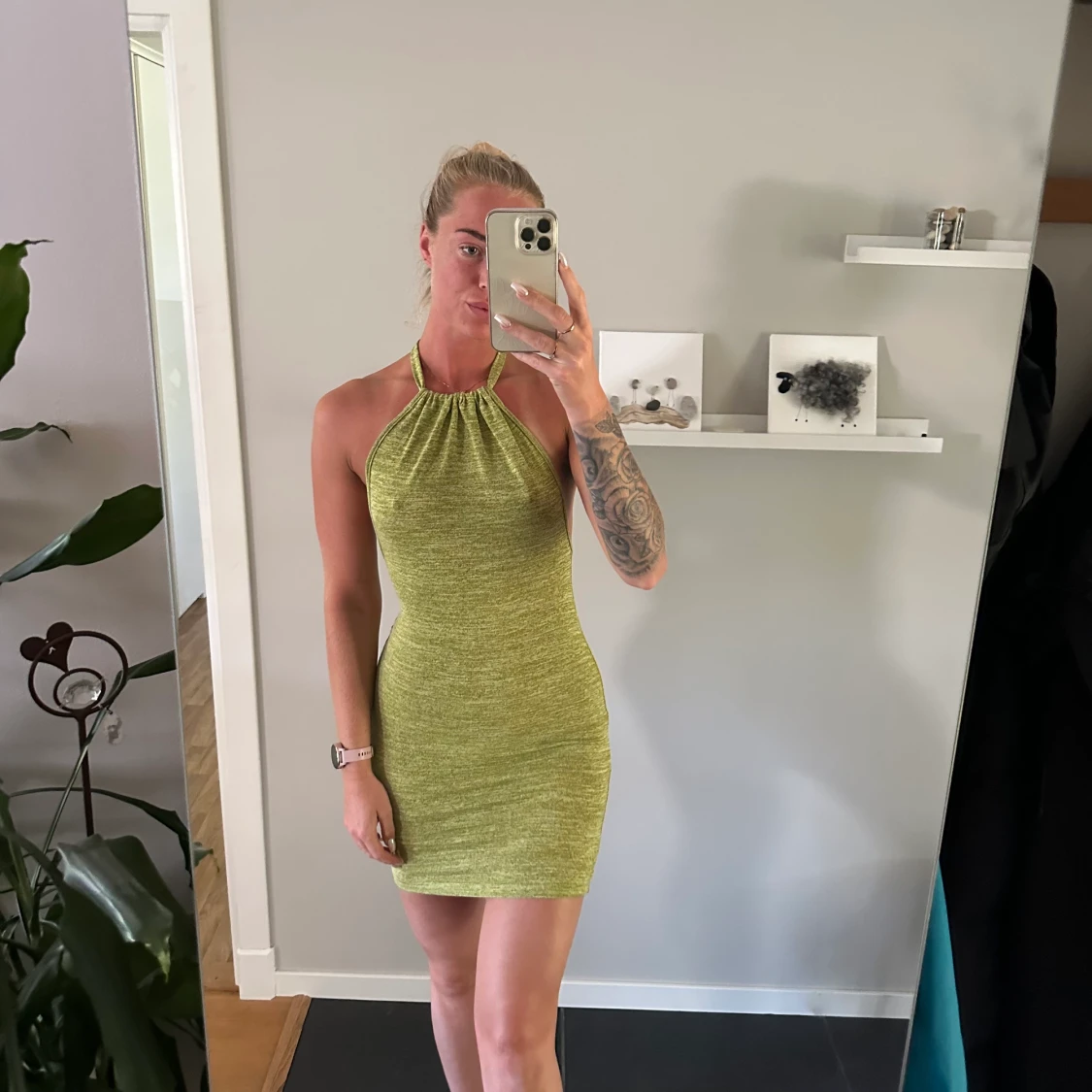 Klänning med öppen rygg