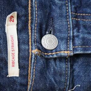 Levis ribcage straight ancle i storlek 29!