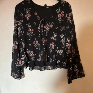 Blus med blommor - Super fin och lätt aldrig använd 