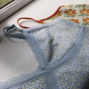 Bohemiskt linne - Blått linne med blommigt mönster