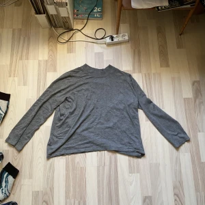 Grå tröja  - Inte använt så mycket i bra skick, sitter som en small/medium