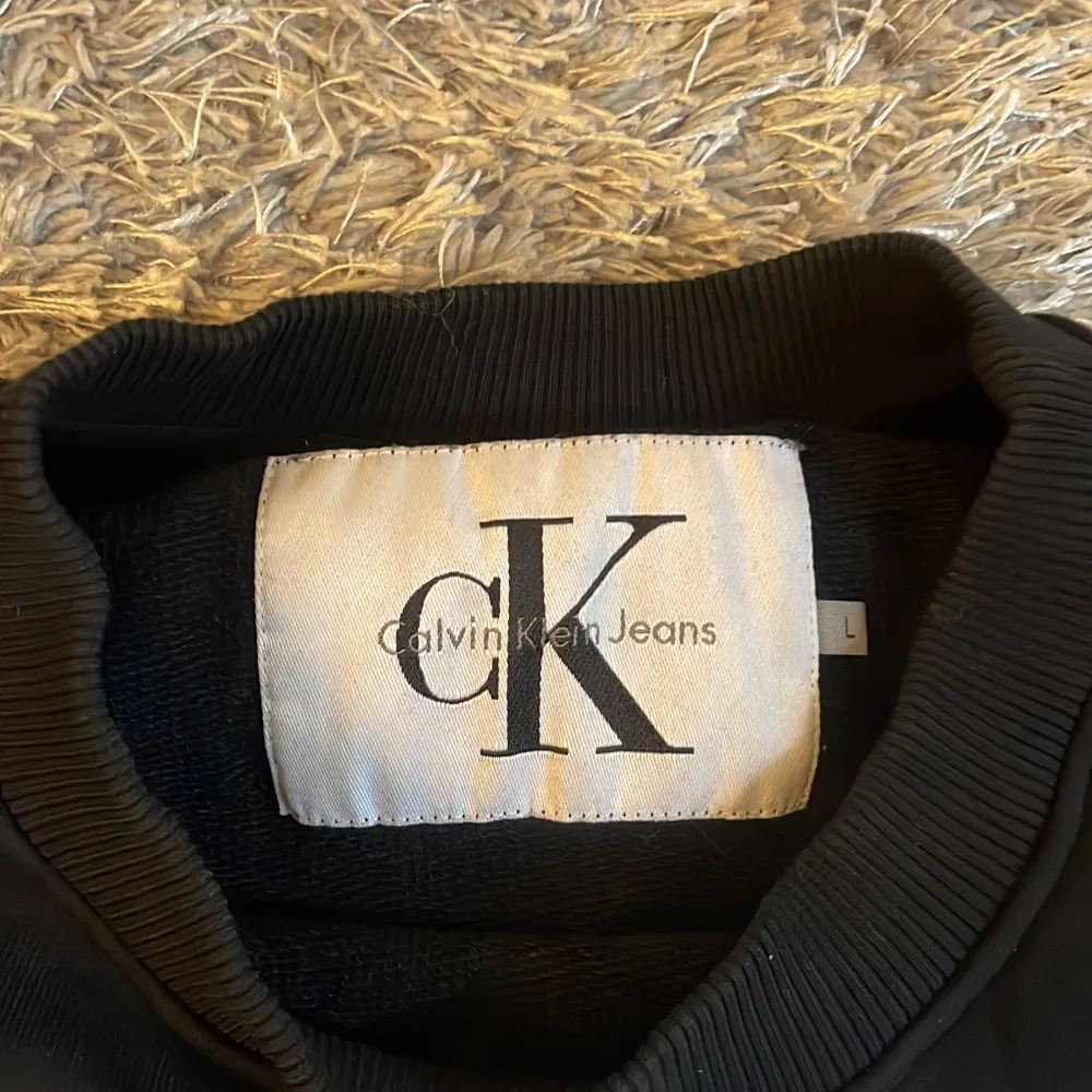 Tröja från Calvin Klein i jätte bra skick! står L men skulle säga att det passar mer en S/M 🥰. Tröjor & Koftor.