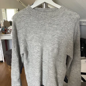 Grå stickad tröja  - Grå stickad tröja från Lindex kids i storlek 146-152