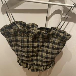 Ganni topp - Gullig topp från ganni! Jättebra skick! Aldrig använd! Så fin till en vit långkjol! Nypris: 1800