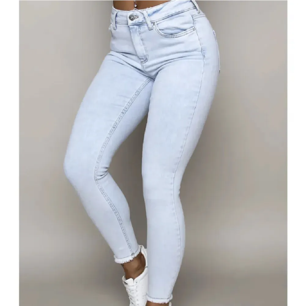 nya oanvända jeans, säljs då de är för små🤍. Jeans & Byxor.
