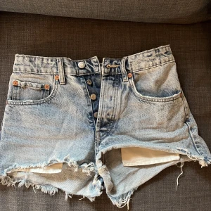 Jeansshorts  - Oanvända Jeansshorts från Zara!! Storlek 34 💙