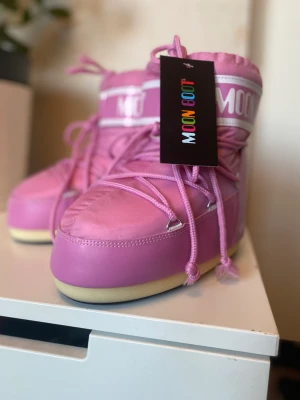 Moon boots - Rosa moon boots aldrig använda bara testade! Säljer för jag aldrig får användning av dom.