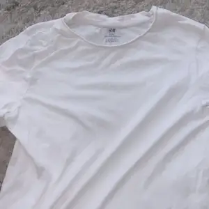 Basic vit tröja från hm.🫶🏽💋🩷🥰